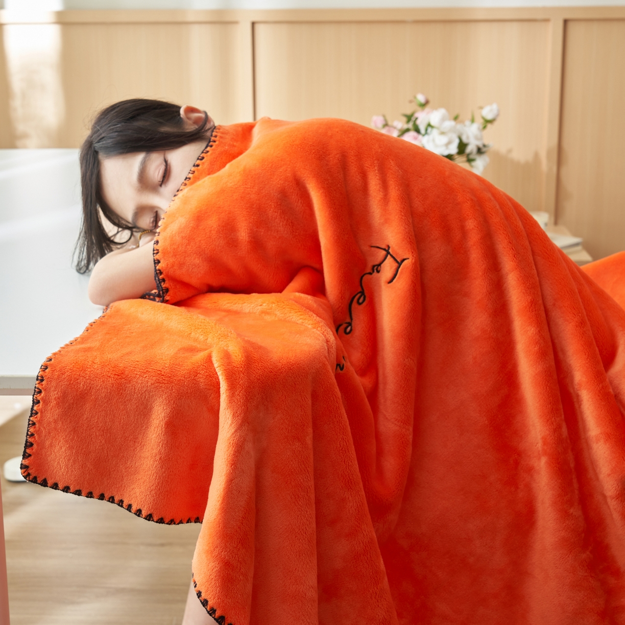 91家纺网 家纺一手货源 找家纺 艾佳 2025A类加厚双面牛奶绒多功能四季毯-绣花毛毯 绣花-爱玛暖橙