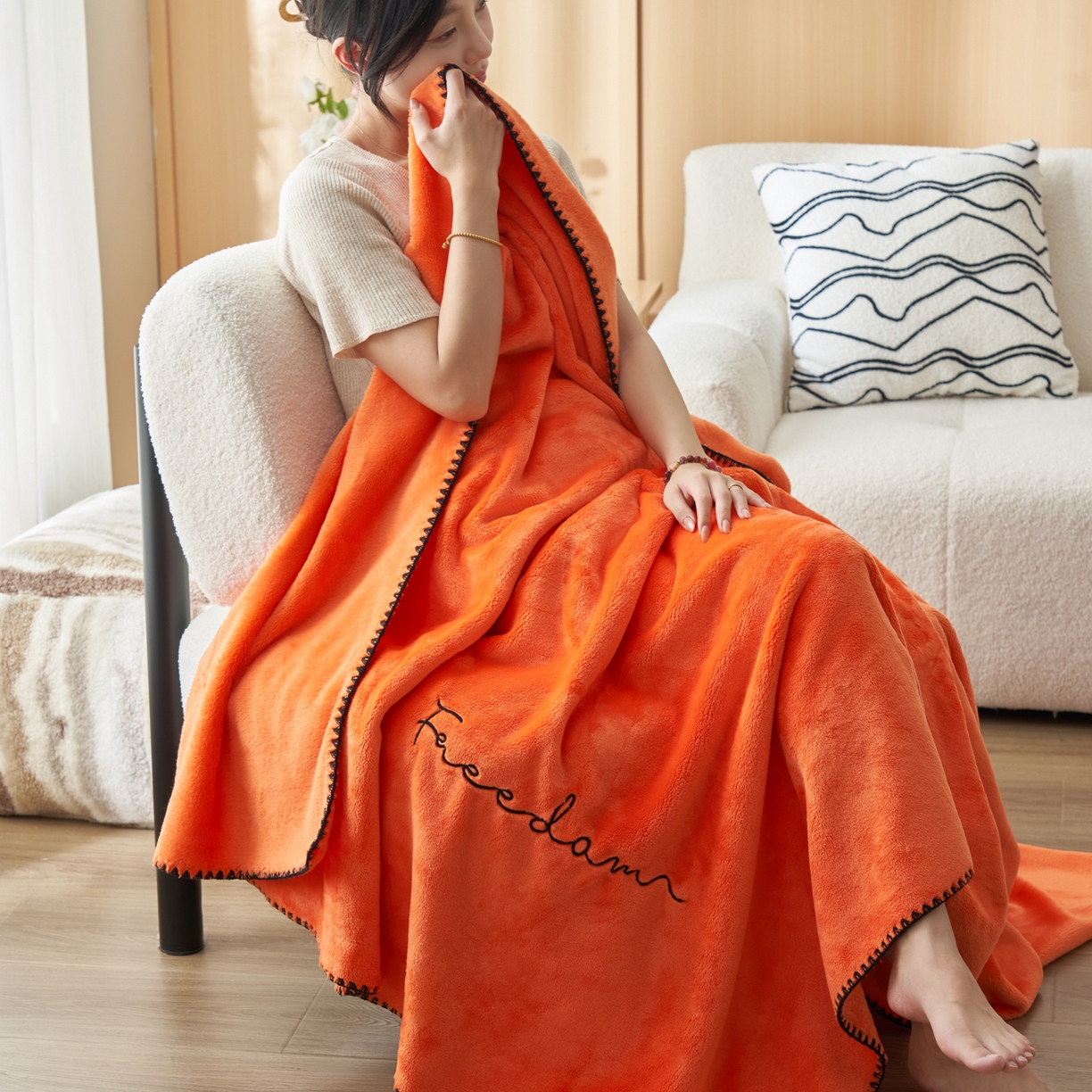 91家纺网 家纺一手货源 找家纺 艾佳 2025A类加厚双面牛奶绒多功能四季毯-绣花毛毯 绣花-爱玛暖橙