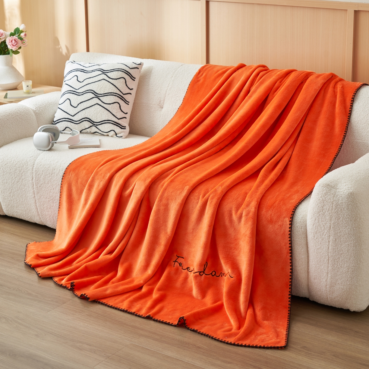 91家纺网 家纺一手货源 找家纺 艾佳 2025A类加厚双面牛奶绒多功能四季毯-绣花毛毯 绣花-爱玛暖橙