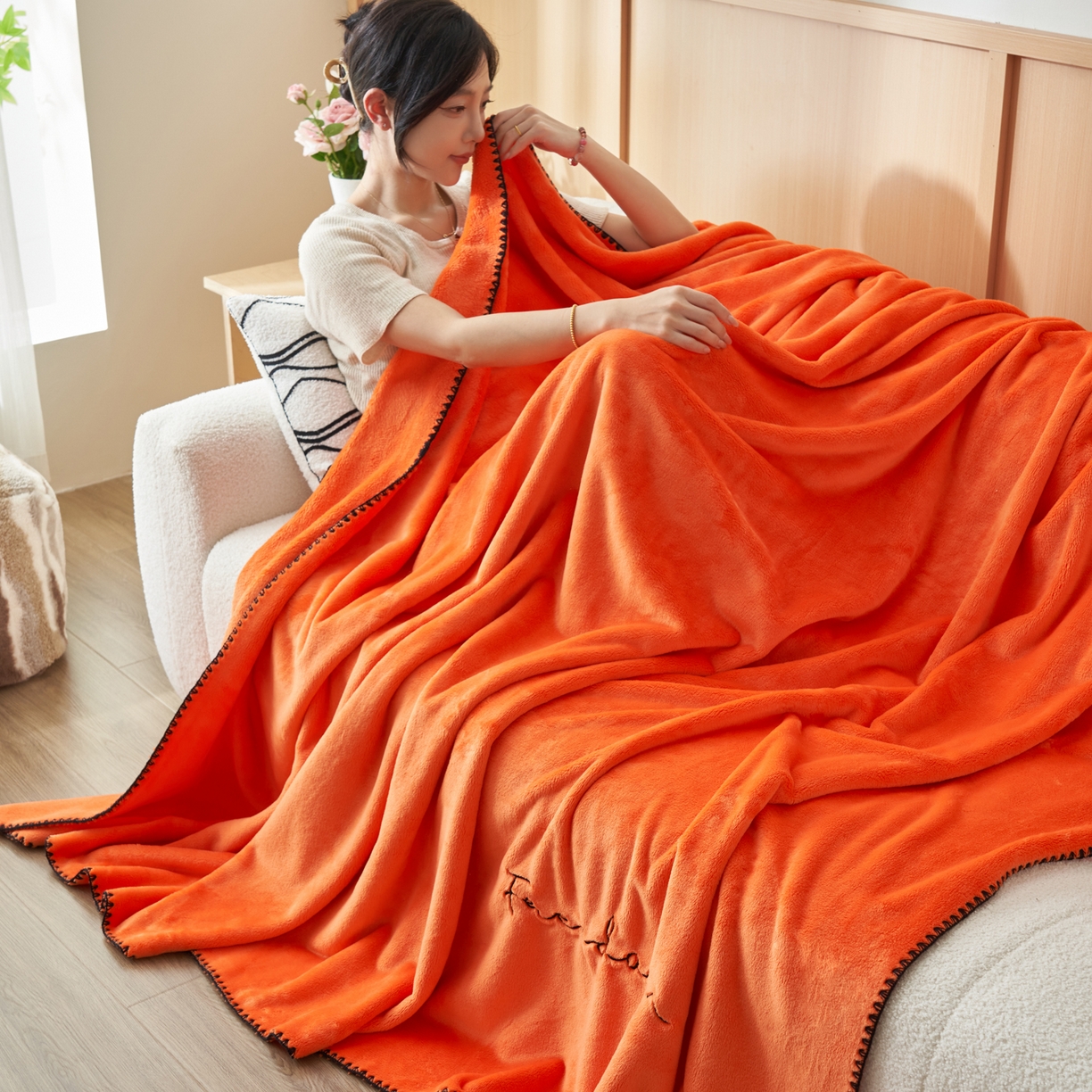 91家纺网 家纺一手货源 找家纺 艾佳 2025A类加厚双面牛奶绒多功能四季毯-绣花毛毯 绣花-爱玛暖橙