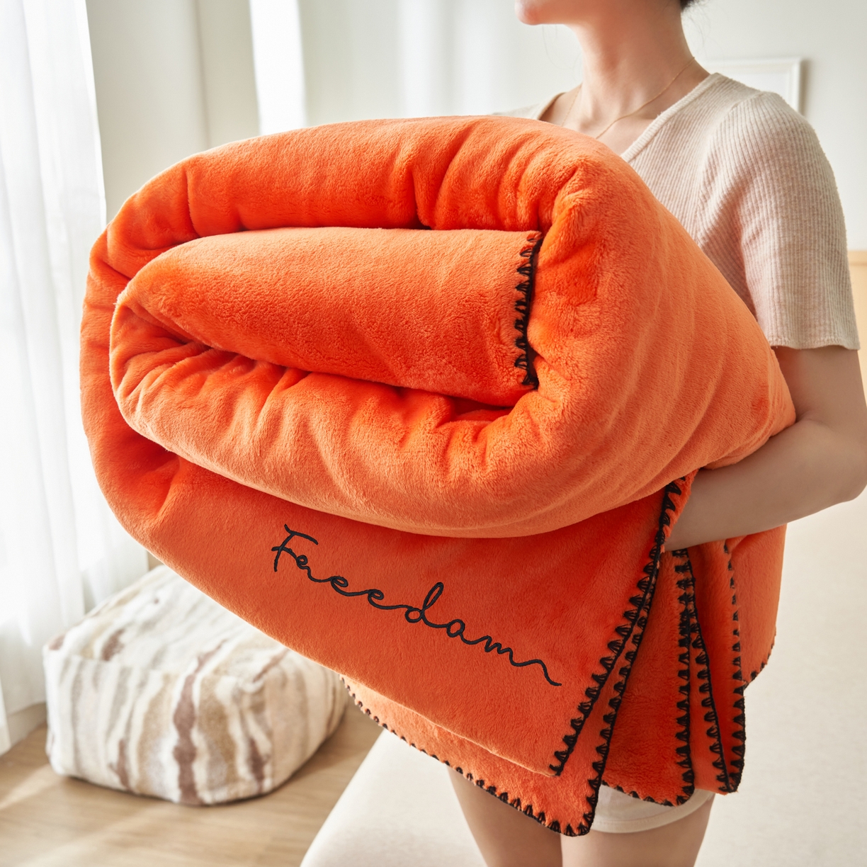 91家纺网 家纺一手货源 找家纺 艾佳 2025A类加厚双面牛奶绒多功能四季毯-绣花毛毯 绣花-爱玛暖橙