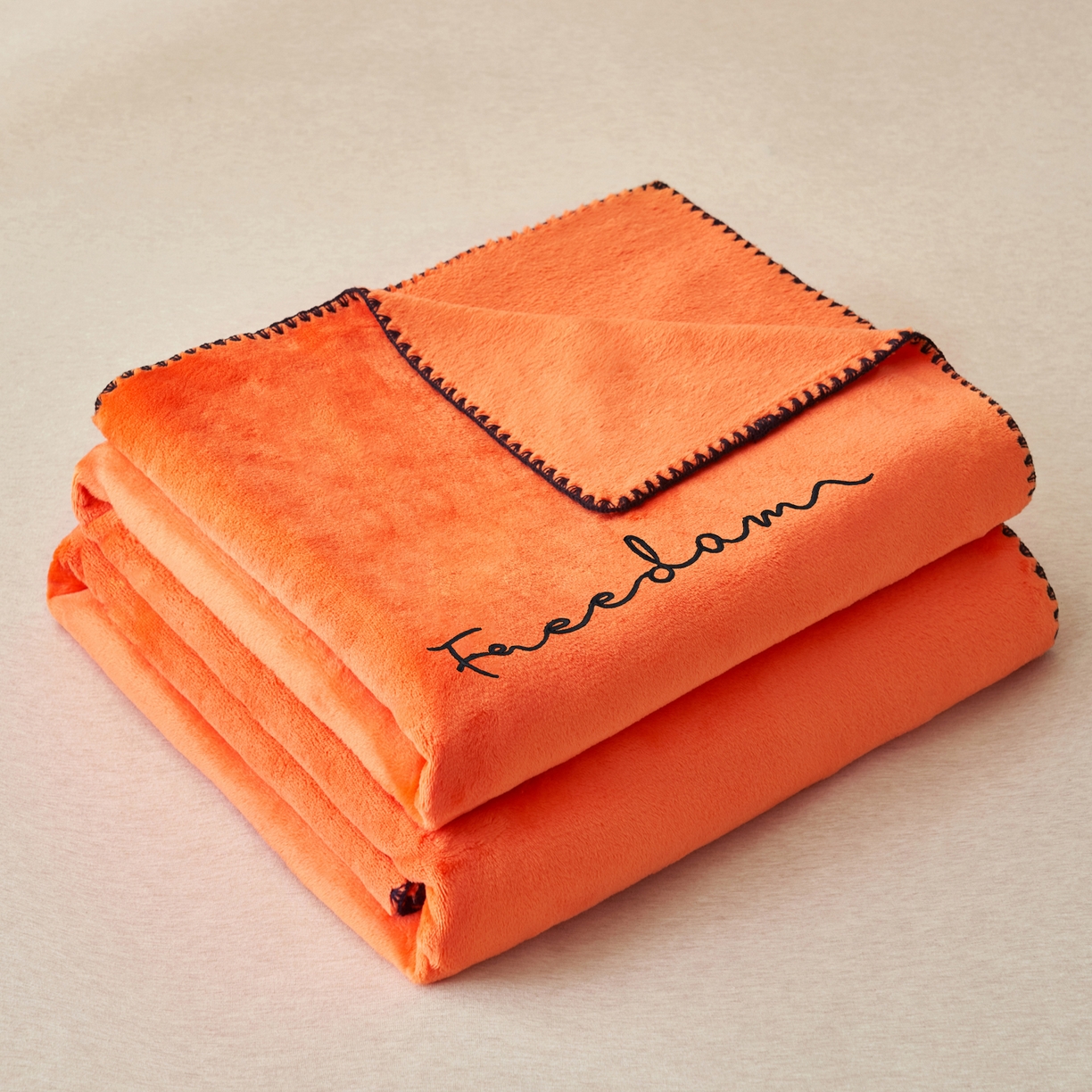 91家纺网 家纺一手货源 找家纺 艾佳 2025A类加厚双面牛奶绒多功能四季毯-绣花毛毯 绣花-爱玛暖橙