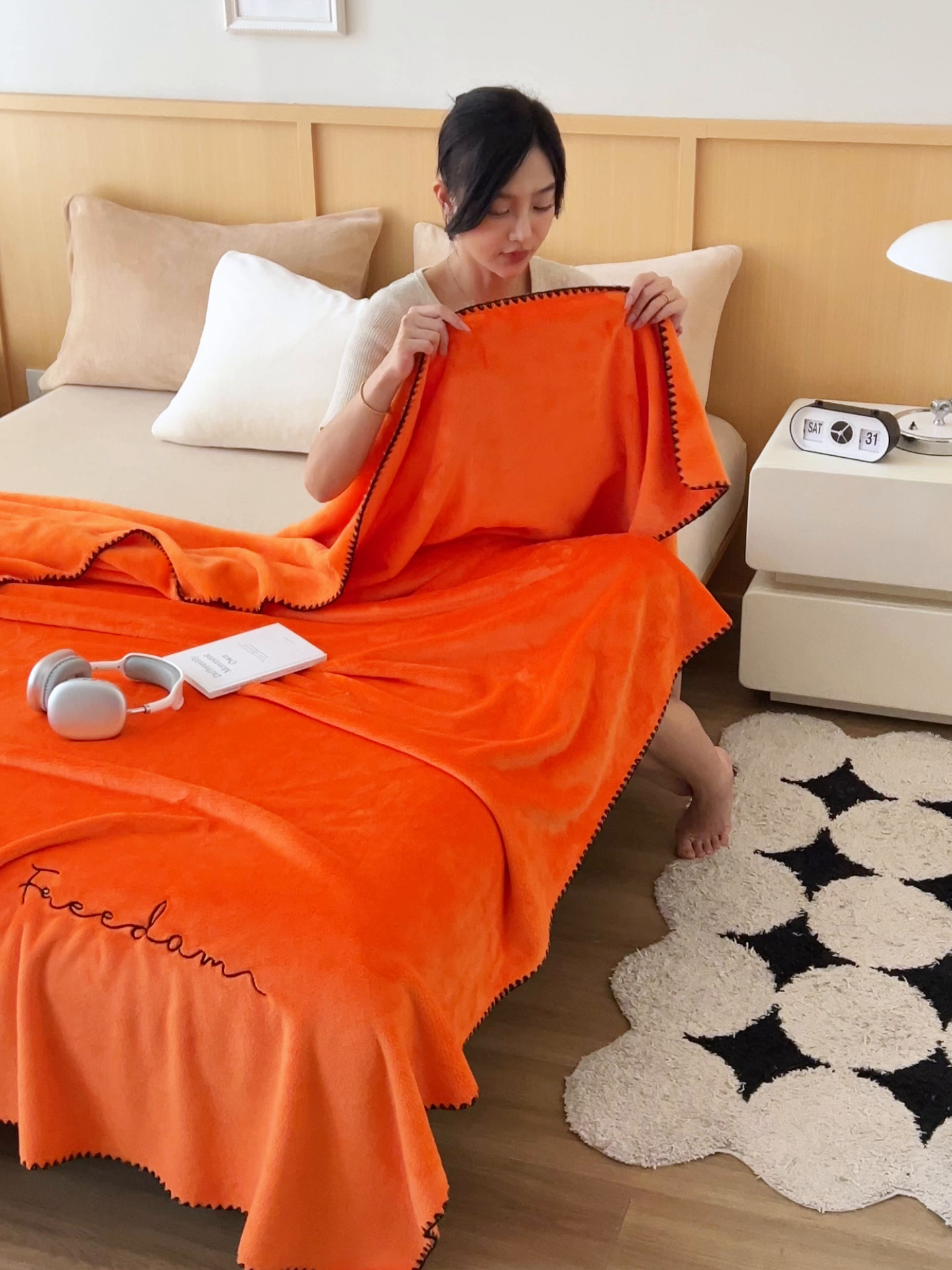 91家纺网 家纺一手货源 找家纺 艾佳 2025A类加厚双面牛奶绒多功能四季毯-绣花毛毯 绣花-爱玛暖橙