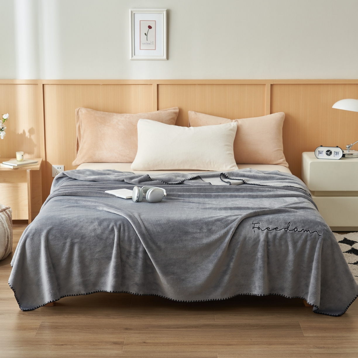 91家纺网 家纺一手货源 找家纺 艾佳 2025A类加厚双面牛奶绒多功能四季毯-绣花毛毯 绣花-巴黎灰