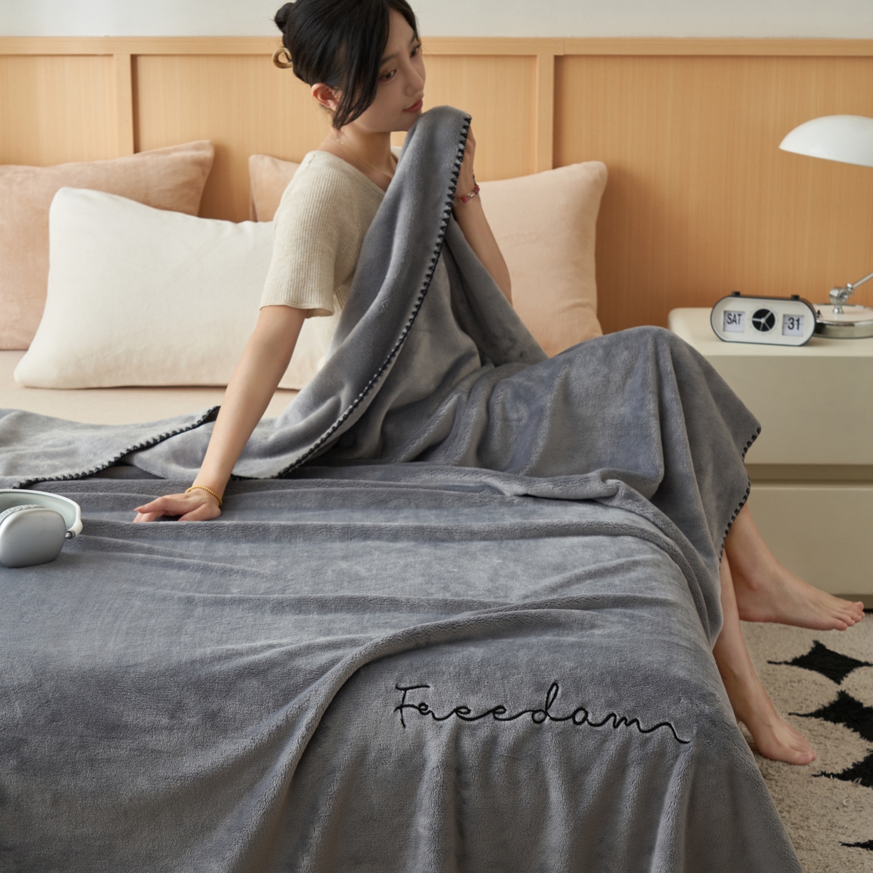 91家纺网 家纺一手货源 找家纺 艾佳 2025A类加厚双面牛奶绒多功能四季毯-绣花毛毯 绣花-巴黎灰