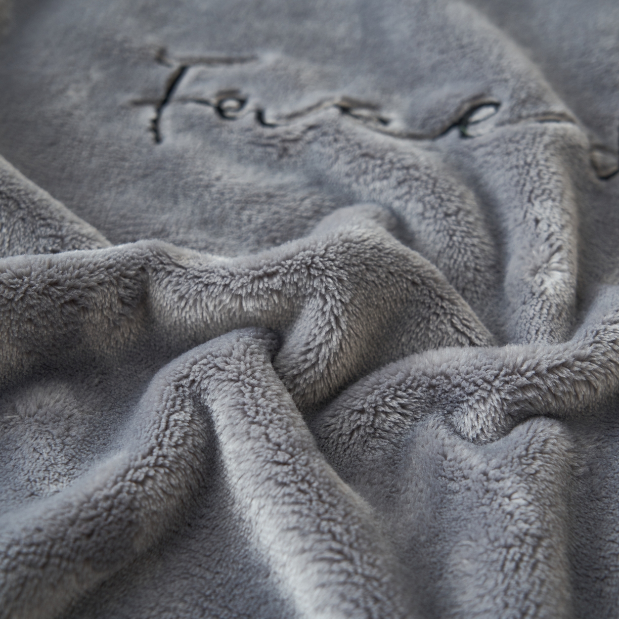 91家纺网 家纺一手货源 找家纺 艾佳 2025A类加厚双面牛奶绒多功能四季毯-绣花毛毯 绣花-巴黎灰