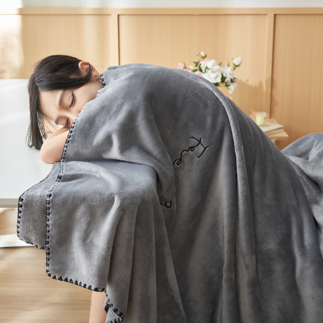 91家纺网 家纺一手货源 找家纺 艾佳 2025A类加厚双面牛奶绒多功能四季毯-绣花毛毯 绣花-巴黎灰