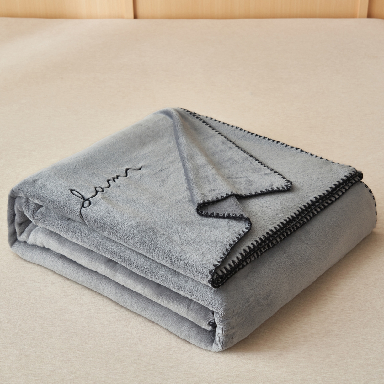 91家纺网 家纺一手货源 找家纺 艾佳 2025A类加厚双面牛奶绒多功能四季毯-绣花毛毯 绣花-巴黎灰