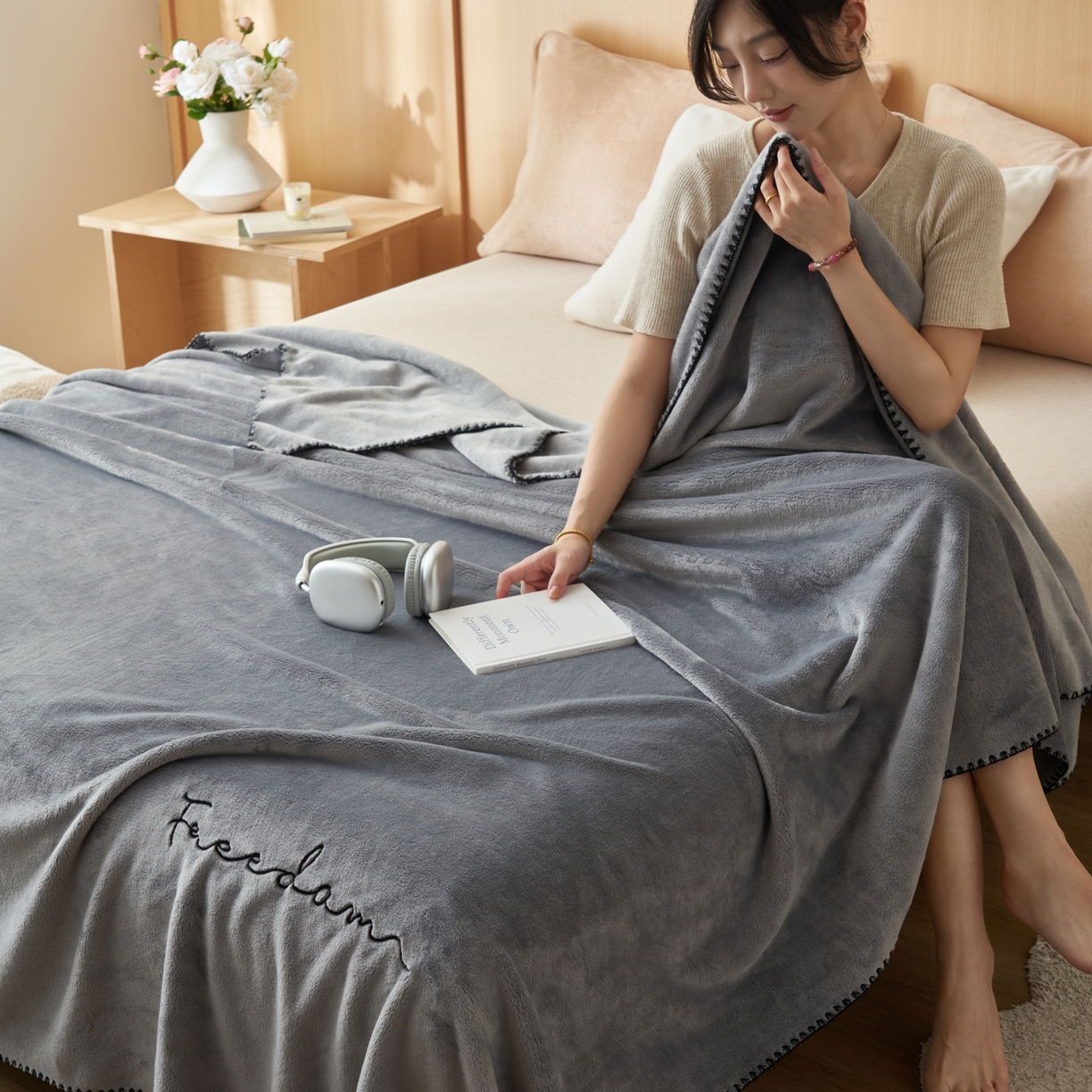 91家纺网 家纺一手货源 找家纺 艾佳 2025A类加厚双面牛奶绒多功能四季毯-绣花毛毯 绣花-巴黎灰