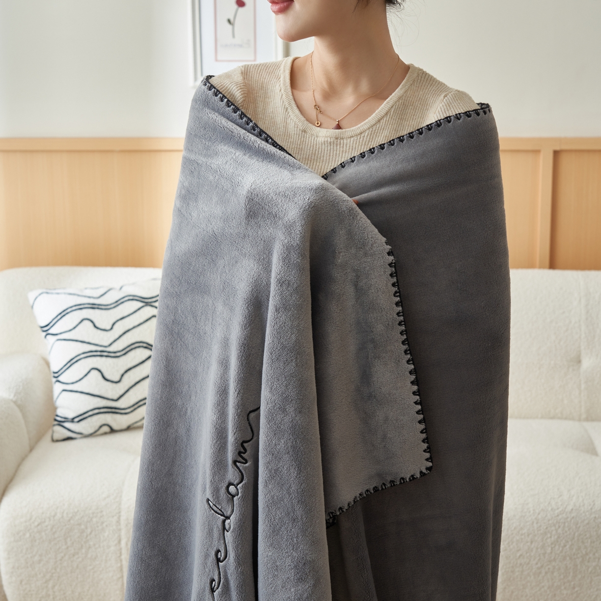 91家纺网 家纺一手货源 找家纺 艾佳 2025A类加厚双面牛奶绒多功能四季毯-绣花毛毯 绣花-巴黎灰