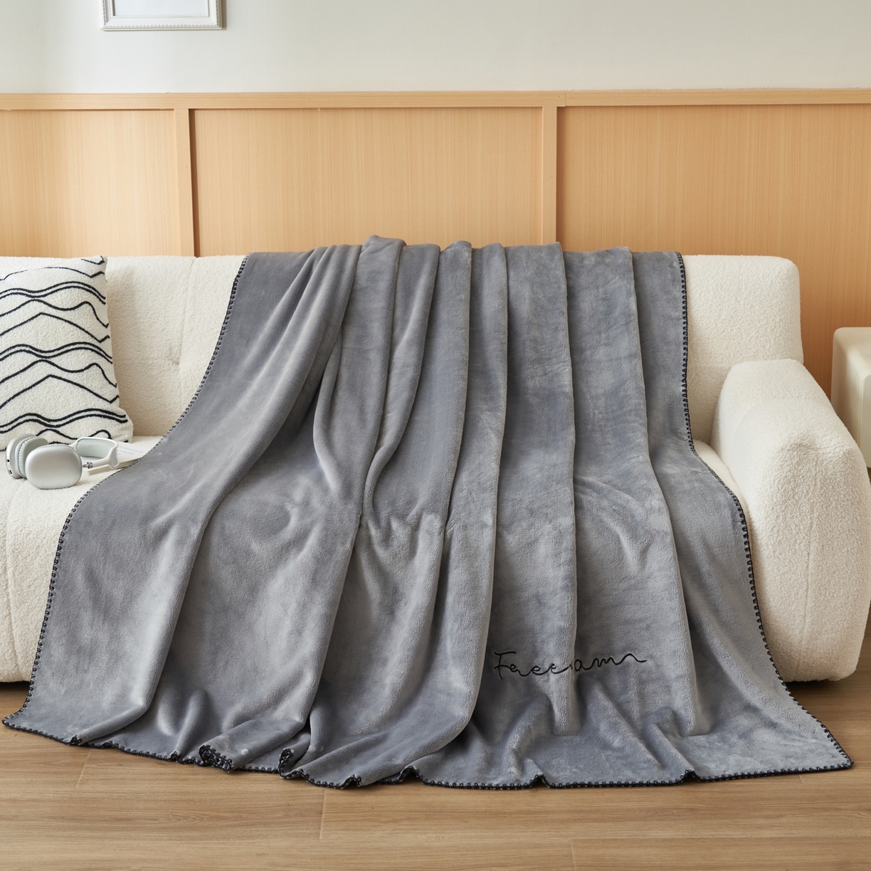 91家纺网 家纺一手货源 找家纺 艾佳 2025A类加厚双面牛奶绒多功能四季毯-绣花毛毯 绣花-巴黎灰