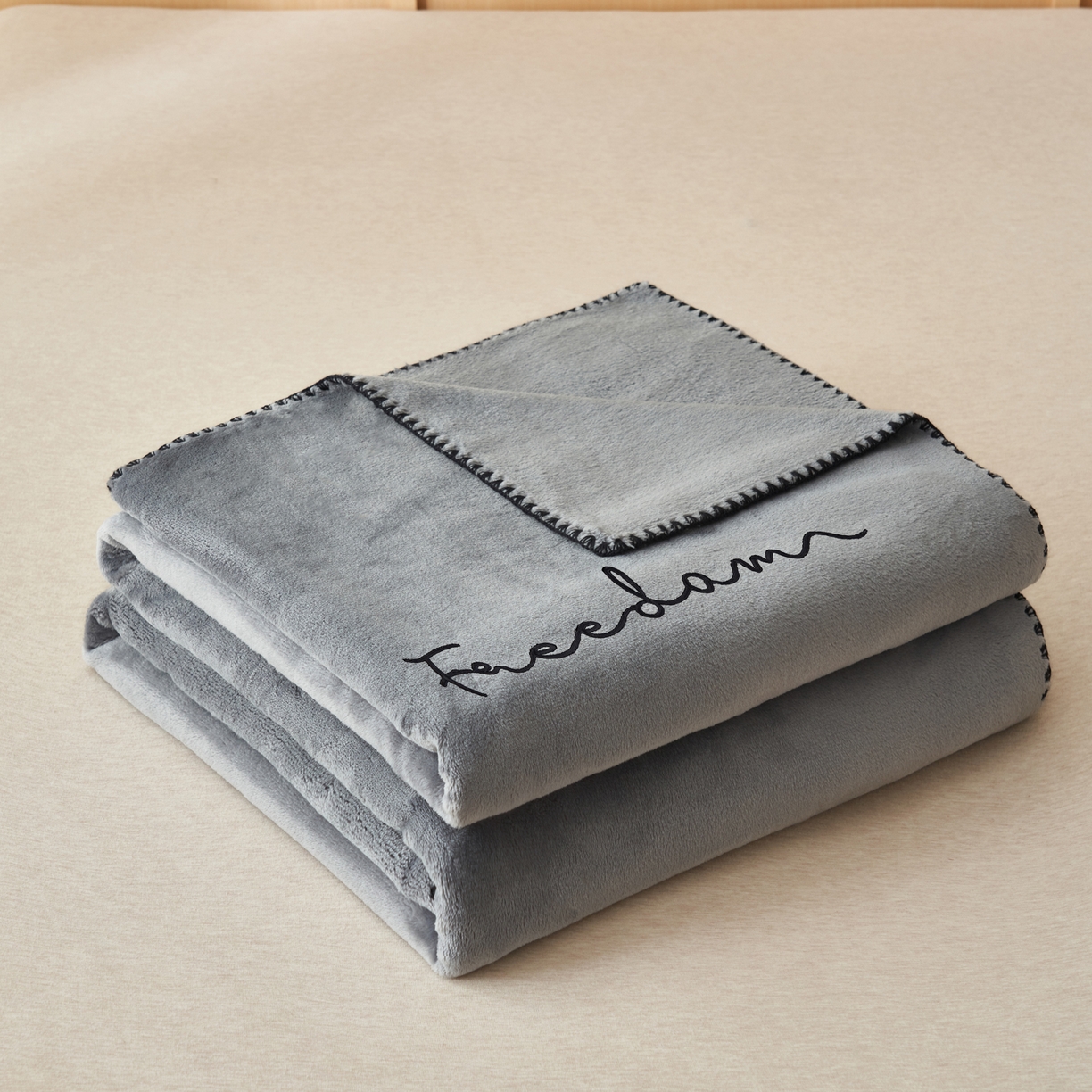 91家纺网 家纺一手货源 找家纺 艾佳 2025A类加厚双面牛奶绒多功能四季毯-绣花毛毯 绣花-巴黎灰