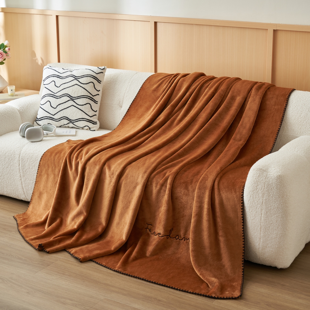 91家纺网 家纺一手货源 找家纺 艾佳 2025A类加厚双面牛奶绒多功能四季毯-绣花毛毯 绣花-布朗棕