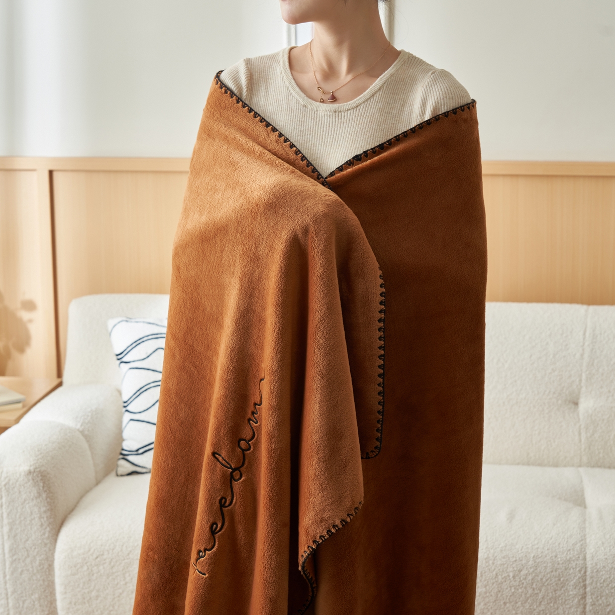 91家纺网 家纺一手货源 找家纺 艾佳 2025A类加厚双面牛奶绒多功能四季毯-绣花毛毯 绣花-布朗棕