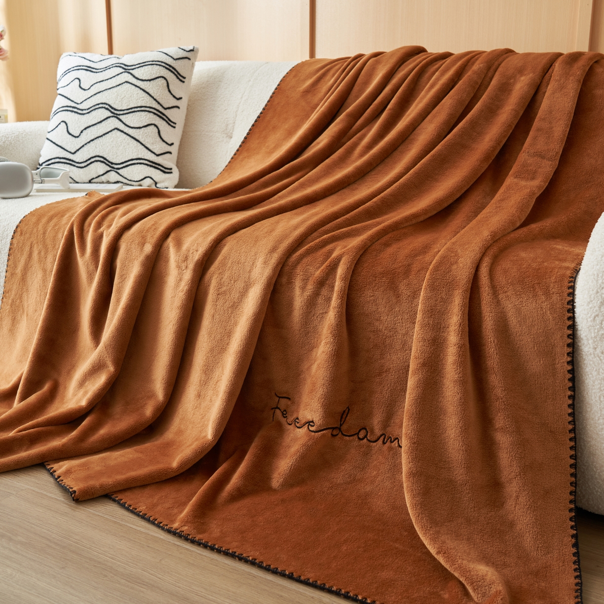 91家纺网 家纺一手货源 找家纺 艾佳 2025A类加厚双面牛奶绒多功能四季毯-绣花毛毯 绣花-布朗棕