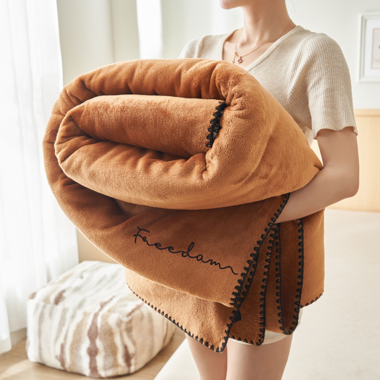 91家纺网 家纺一手货源 找家纺 艾佳 2025A类加厚双面牛奶绒多功能四季毯-绣花毛毯 绣花-布朗棕