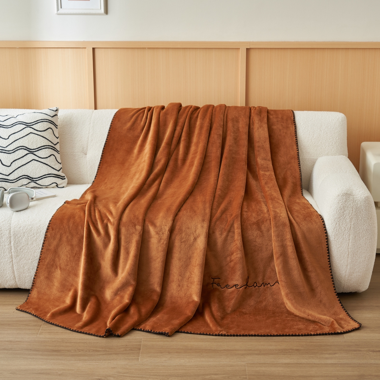 91家纺网 家纺一手货源 找家纺 艾佳 2025A类加厚双面牛奶绒多功能四季毯-绣花毛毯 绣花-布朗棕