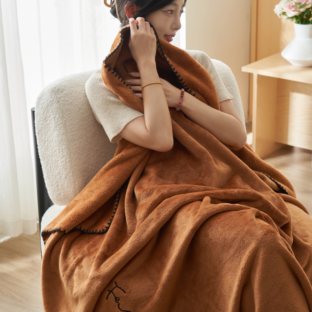 91家纺网 家纺一手货源 找家纺 艾佳 2025A类加厚双面牛奶绒多功能四季毯-绣花毛毯 绣花-布朗棕
