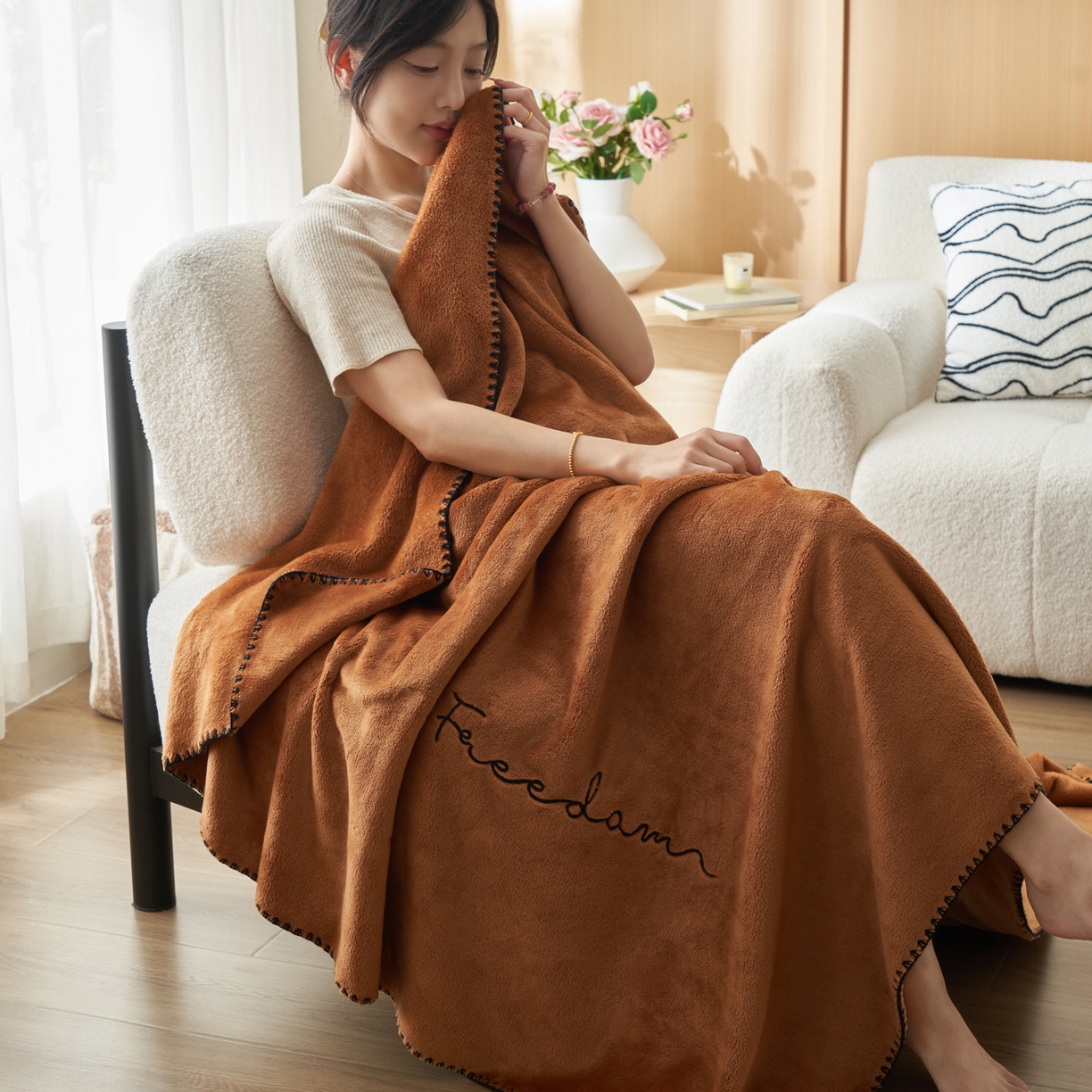 91家纺网 家纺一手货源 找家纺 艾佳 2025A类加厚双面牛奶绒多功能四季毯-绣花毛毯 绣花-布朗棕
