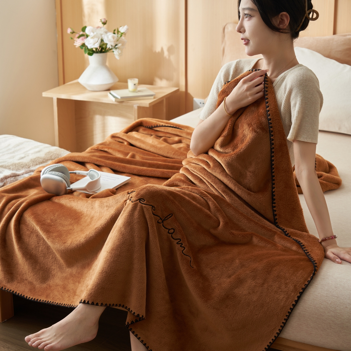 91家纺网 家纺一手货源 找家纺 艾佳 2025A类加厚双面牛奶绒多功能四季毯-绣花毛毯 绣花-布朗棕