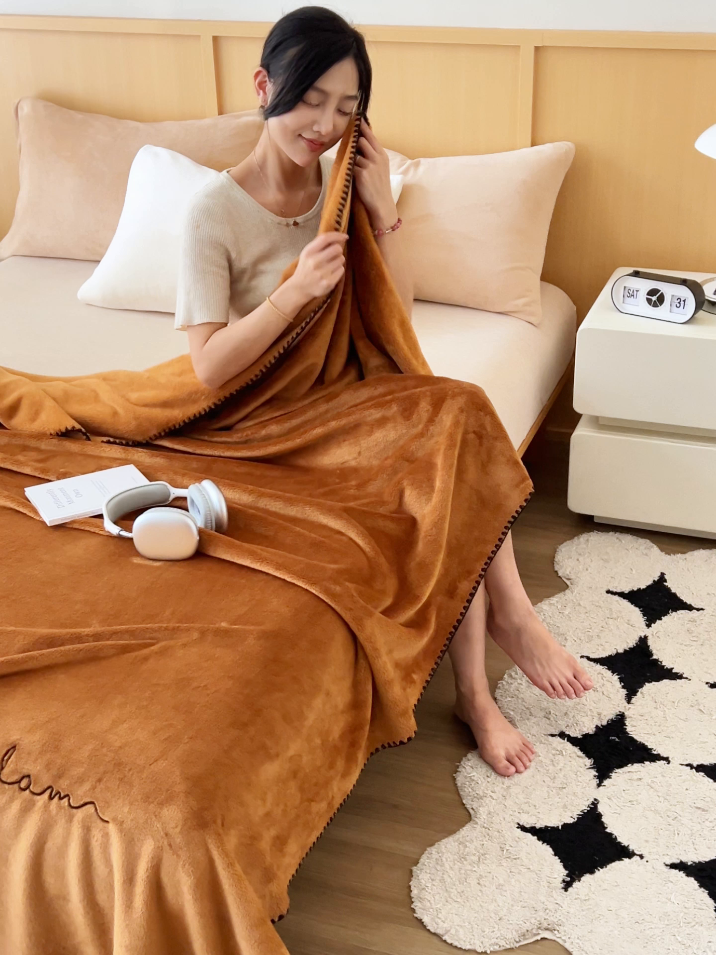 91家纺网 家纺一手货源 找家纺 艾佳 2025A类加厚双面牛奶绒多功能四季毯-绣花毛毯 绣花-布朗棕