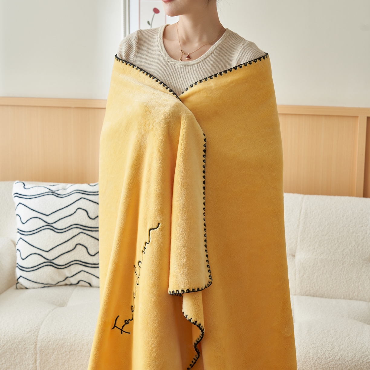 91家纺网 家纺一手货源 找家纺 艾佳 2025A类加厚双面牛奶绒多功能四季毯-绣花毛毯 绣花-鹅黄