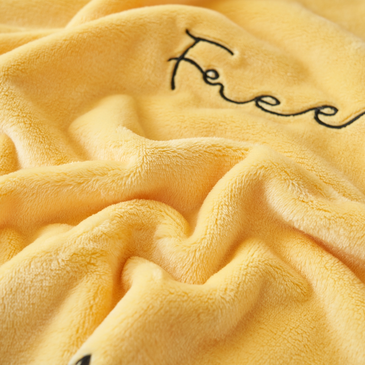 91家纺网 家纺一手货源 找家纺 艾佳 2025A类加厚双面牛奶绒多功能四季毯-绣花毛毯 绣花-鹅黄