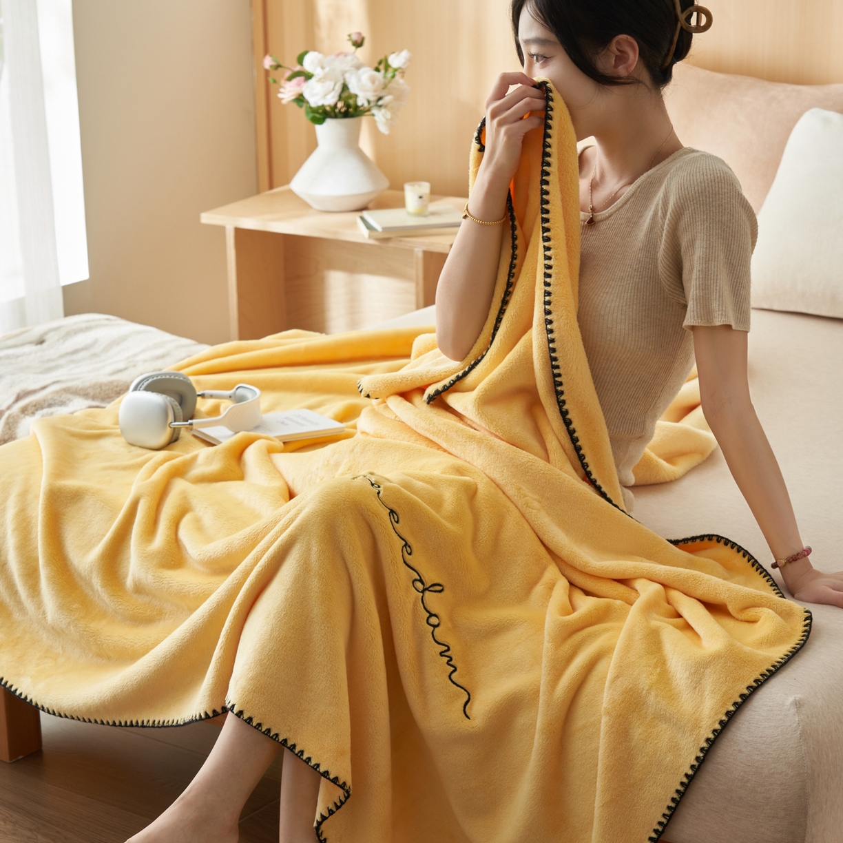 91家纺网 家纺一手货源 找家纺 艾佳 2025A类加厚双面牛奶绒多功能四季毯-绣花毛毯 绣花-鹅黄