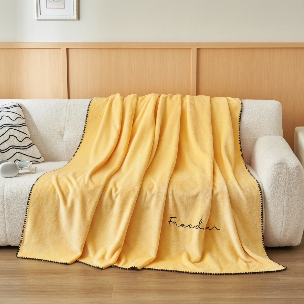 91家纺网 家纺一手货源 找家纺 艾佳 2025A类加厚双面牛奶绒多功能四季毯-绣花毛毯 绣花-鹅黄