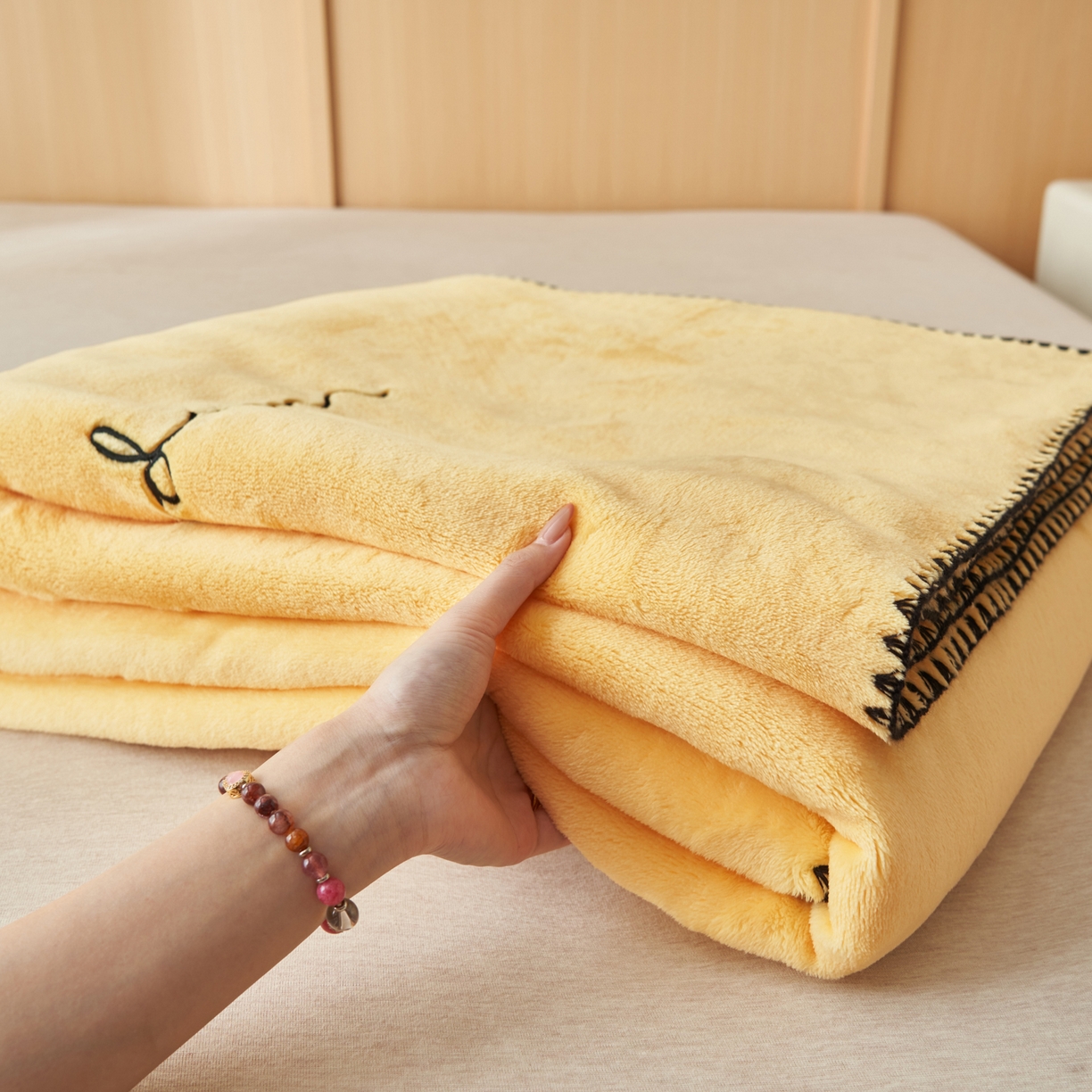 91家纺网 家纺一手货源 找家纺 艾佳 2025A类加厚双面牛奶绒多功能四季毯-绣花毛毯 绣花-鹅黄