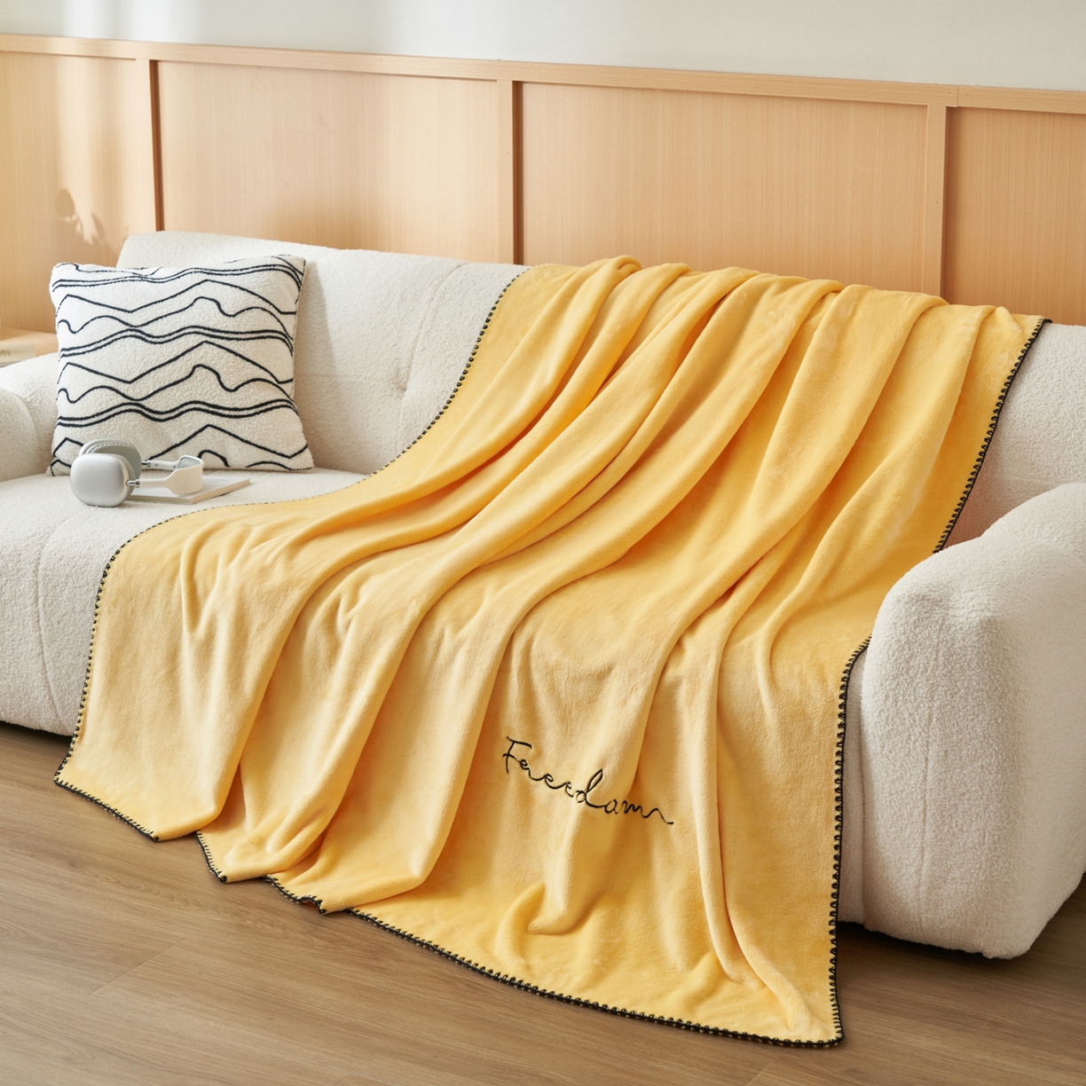 91家纺网 家纺一手货源 找家纺 艾佳 2025A类加厚双面牛奶绒多功能四季毯-绣花毛毯 绣花-鹅黄