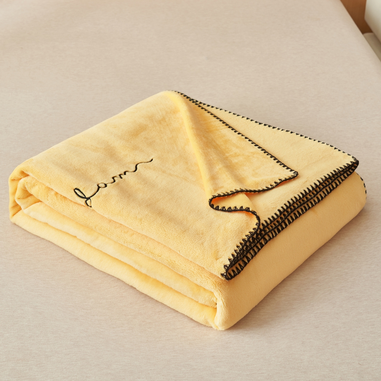 91家纺网 家纺一手货源 找家纺 艾佳 2025A类加厚双面牛奶绒多功能四季毯-绣花毛毯 绣花-鹅黄