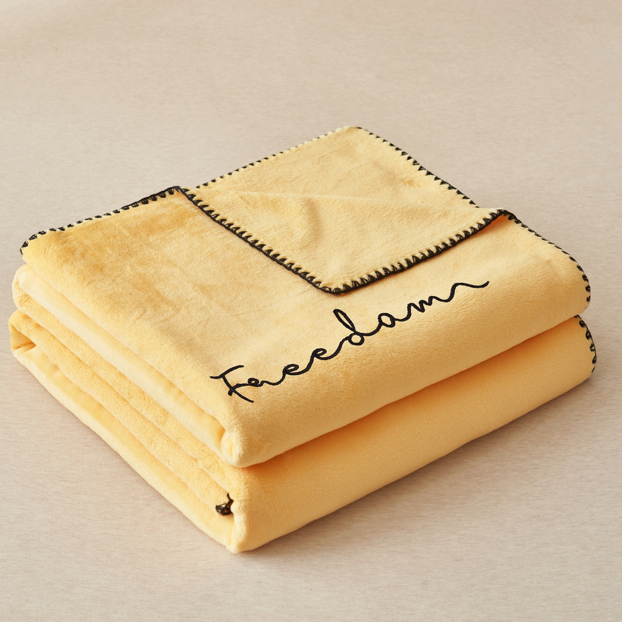 91家纺网 家纺一手货源 找家纺 艾佳 2025A类加厚双面牛奶绒多功能四季毯-绣花毛毯 绣花-鹅黄