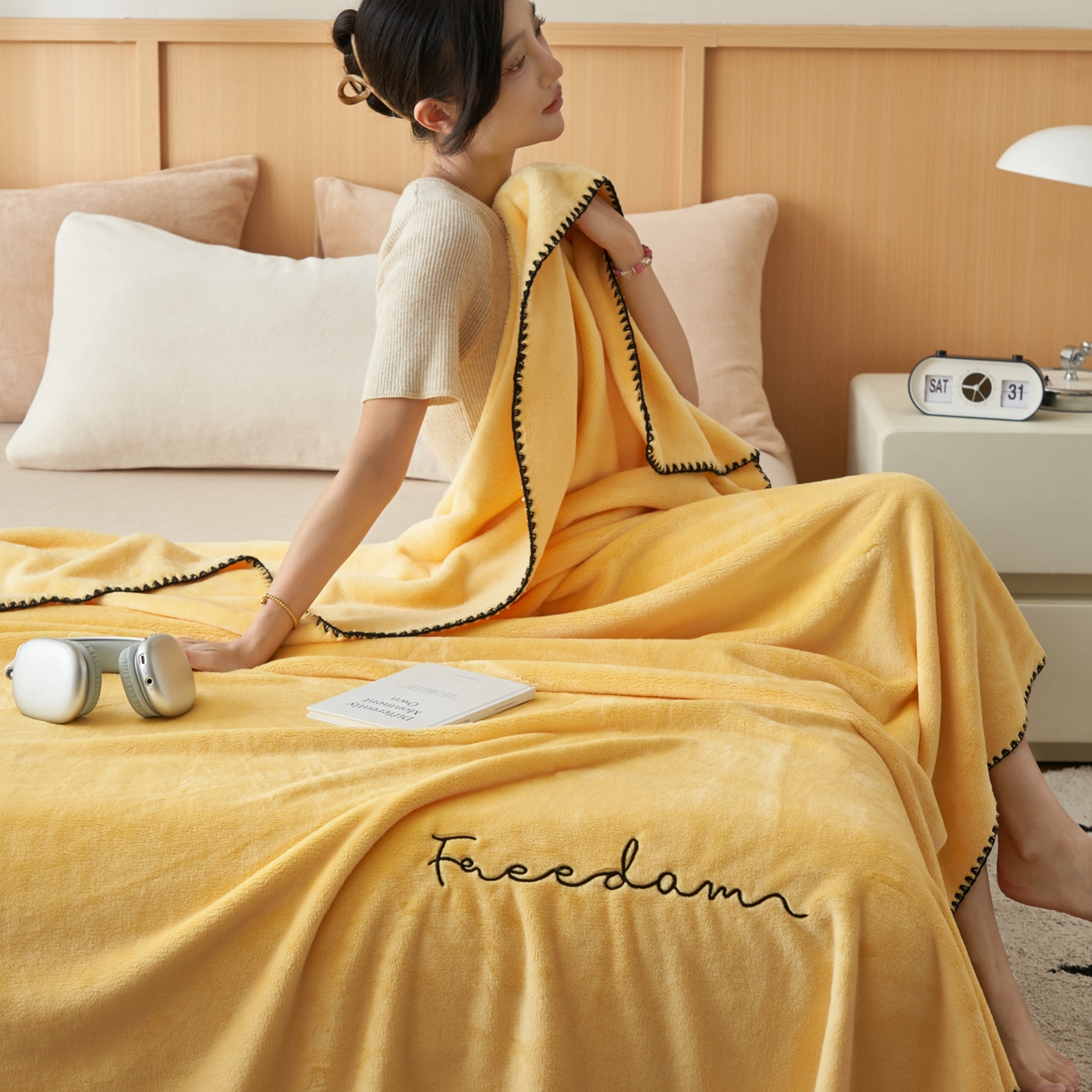 91家纺网 家纺一手货源 找家纺 艾佳 2025A类加厚双面牛奶绒多功能四季毯-绣花毛毯 绣花-鹅黄