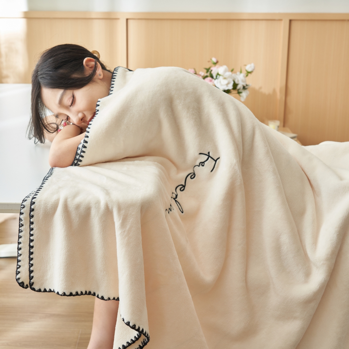 91家纺网 家纺一手货源 找家纺 艾佳 2025A类加厚双面牛奶绒多功能四季毯-绣花毛毯 绣花-奶香白