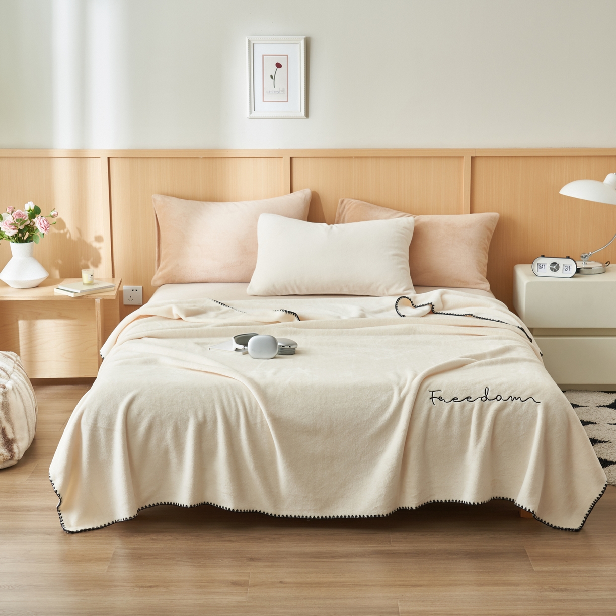 91家纺网 家纺一手货源 找家纺 艾佳 2025A类加厚双面牛奶绒多功能四季毯-绣花毛毯 绣花-奶香白