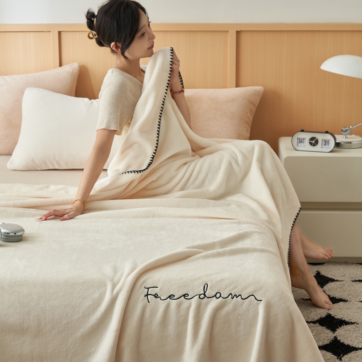 91家纺网 家纺一手货源 找家纺 艾佳 2025A类加厚双面牛奶绒多功能四季毯-绣花毛毯 绣花-奶香白