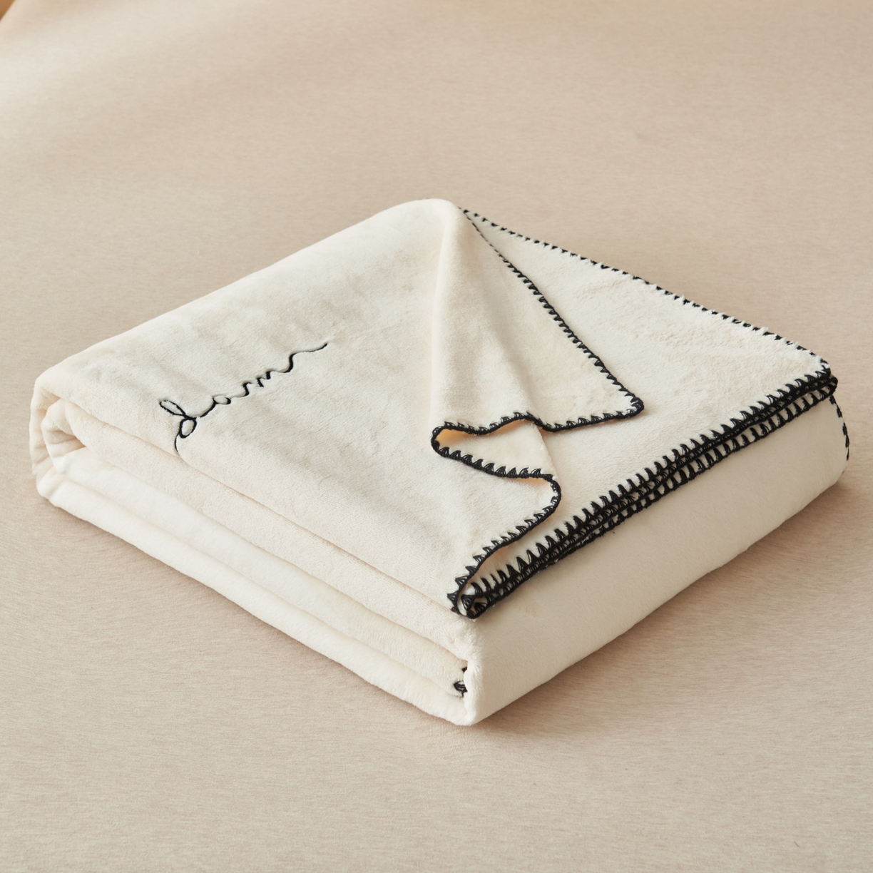 91家纺网 家纺一手货源 找家纺 艾佳 2025A类加厚双面牛奶绒多功能四季毯-绣花毛毯 绣花-奶香白