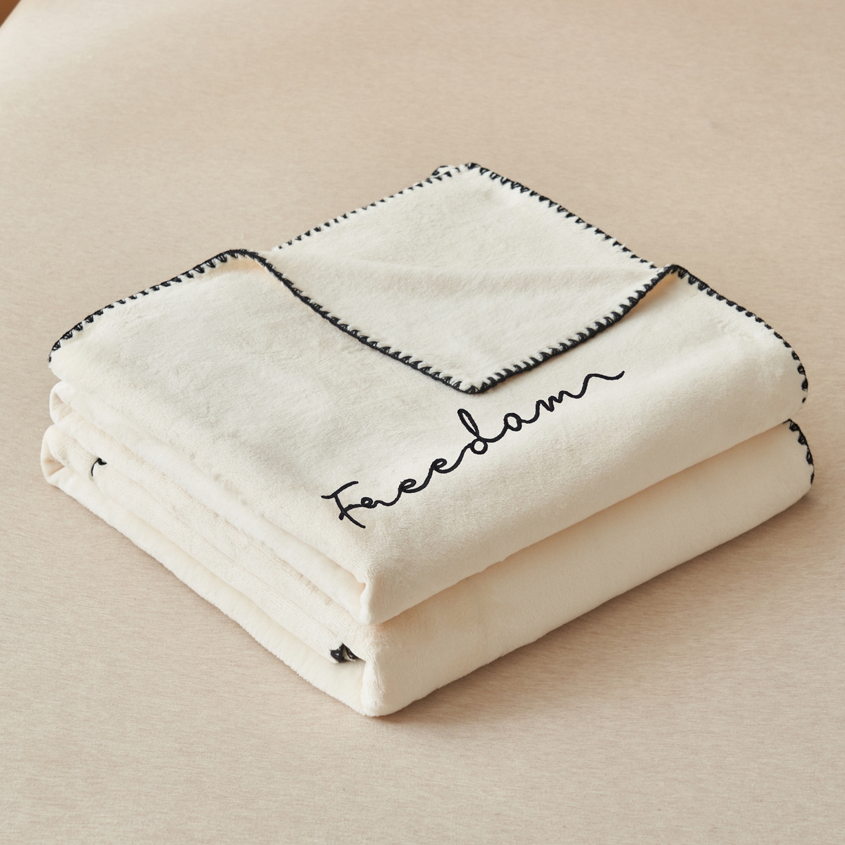 91家纺网 家纺一手货源 找家纺 艾佳 2025A类加厚双面牛奶绒多功能四季毯-绣花毛毯 绣花-奶香白