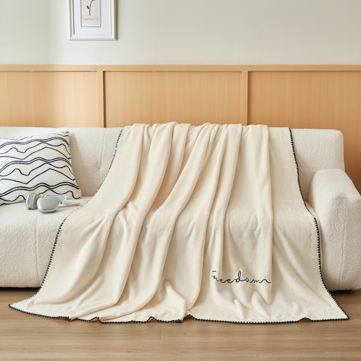 91家纺网 家纺一手货源 找家纺 艾佳 2025A类加厚双面牛奶绒多功能四季毯-绣花毛毯 绣花-奶香白