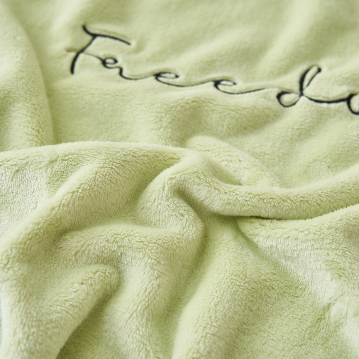 91家纺网 家纺一手货源 找家纺 艾佳 2025A类加厚双面牛奶绒多功能四季毯-绣花毛毯 绣花-青柠奶绿