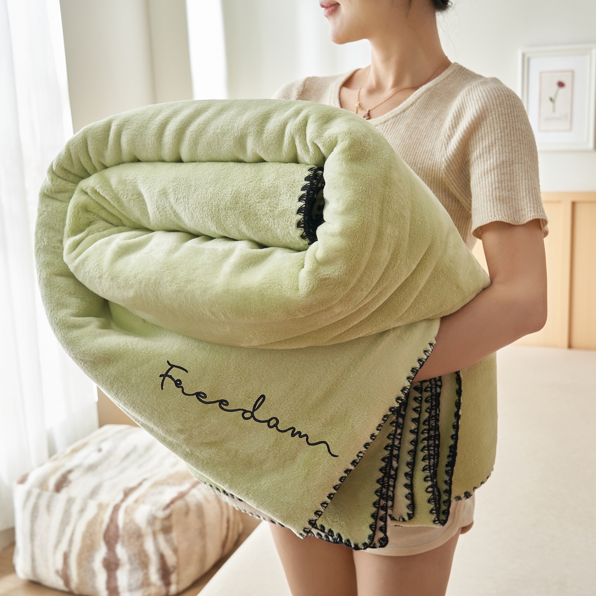 91家纺网 家纺一手货源 找家纺 艾佳 2025A类加厚双面牛奶绒多功能四季毯-绣花毛毯 绣花-青柠奶绿