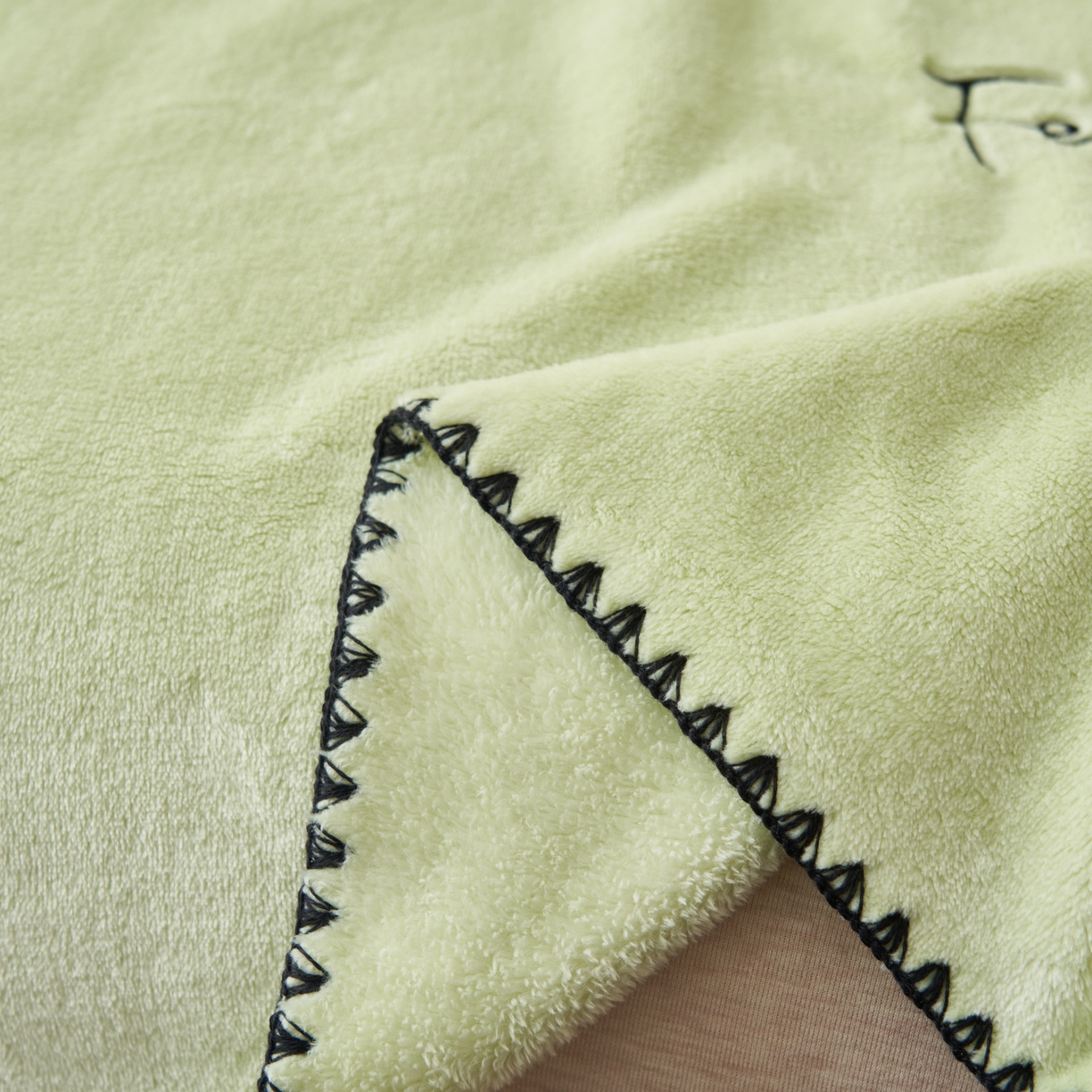 91家纺网 家纺一手货源 找家纺 艾佳 2025A类加厚双面牛奶绒多功能四季毯-绣花毛毯 绣花-青柠奶绿