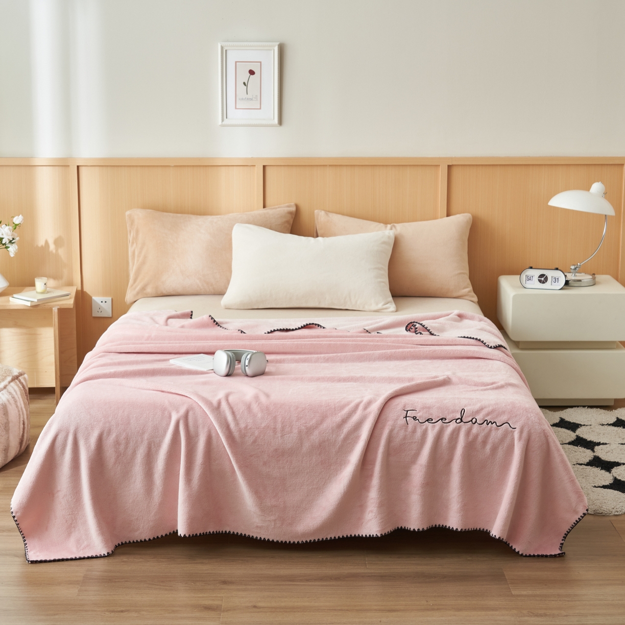 91家纺网 家纺一手货源 找家纺 艾佳 2025A类加厚双面牛奶绒多功能四季毯-绣花毛毯 绣花-圣罗粉