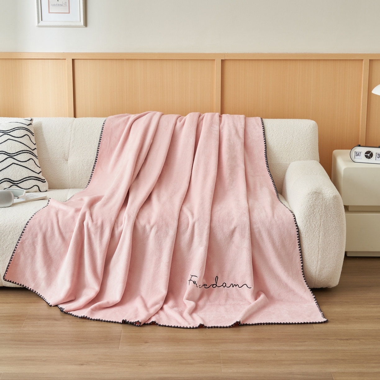 91家纺网 家纺一手货源 找家纺 艾佳 2025A类加厚双面牛奶绒多功能四季毯-绣花毛毯 绣花-圣罗粉