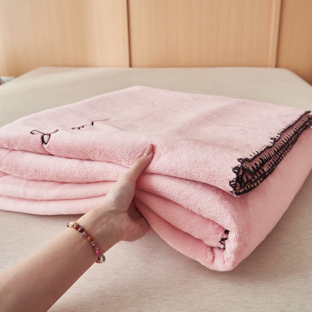91家纺网 家纺一手货源 找家纺 艾佳 2025A类加厚双面牛奶绒多功能四季毯-绣花毛毯 绣花-圣罗粉
