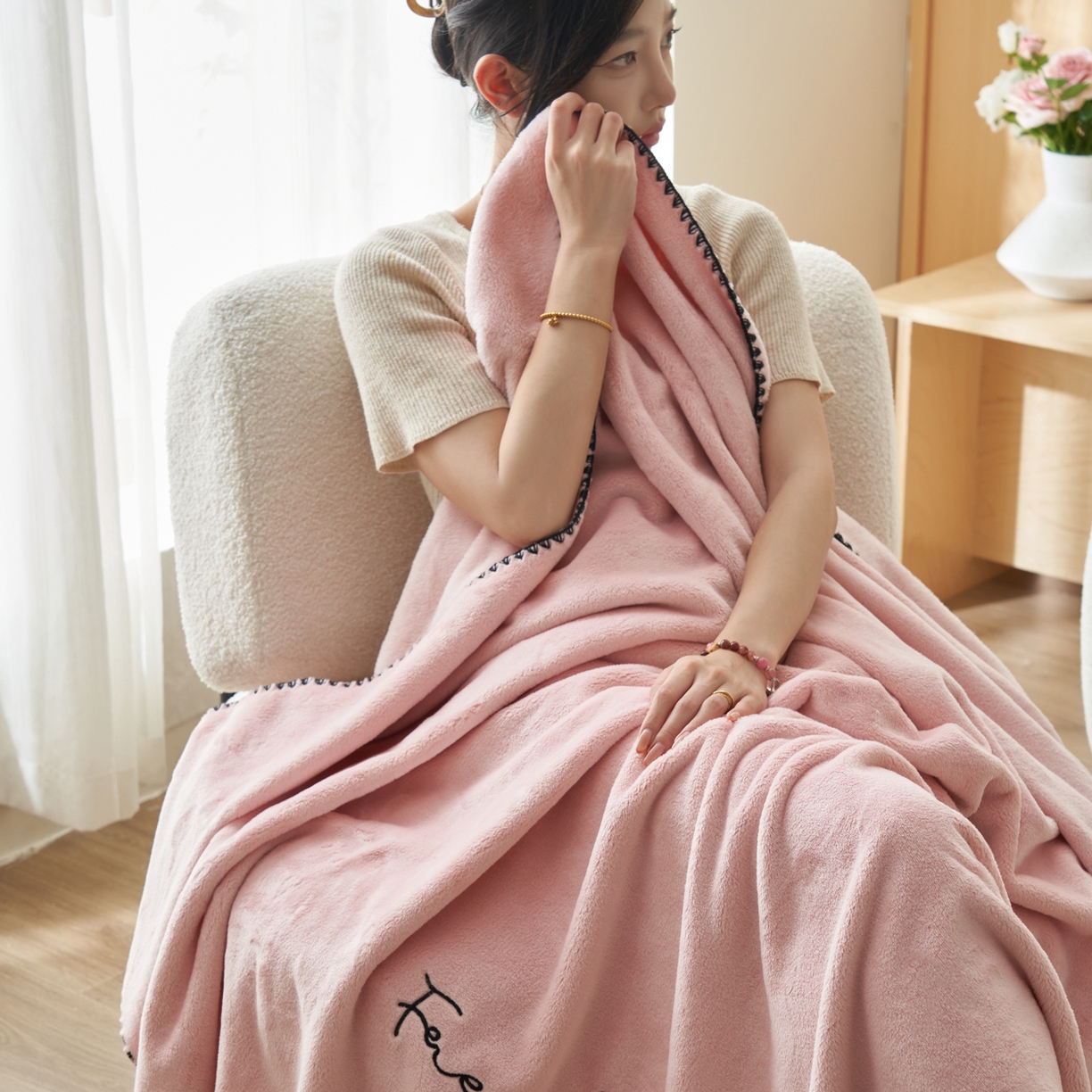 91家纺网 家纺一手货源 找家纺 艾佳 2025A类加厚双面牛奶绒多功能四季毯-绣花毛毯 绣花-圣罗粉