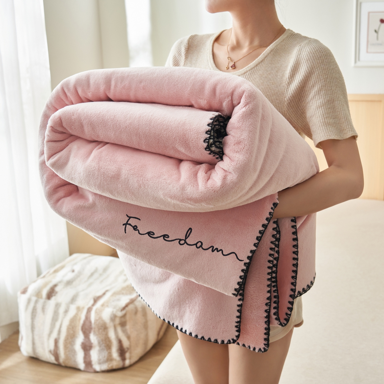 91家纺网 家纺一手货源 找家纺 艾佳 2025A类加厚双面牛奶绒多功能四季毯-绣花毛毯 绣花-圣罗粉