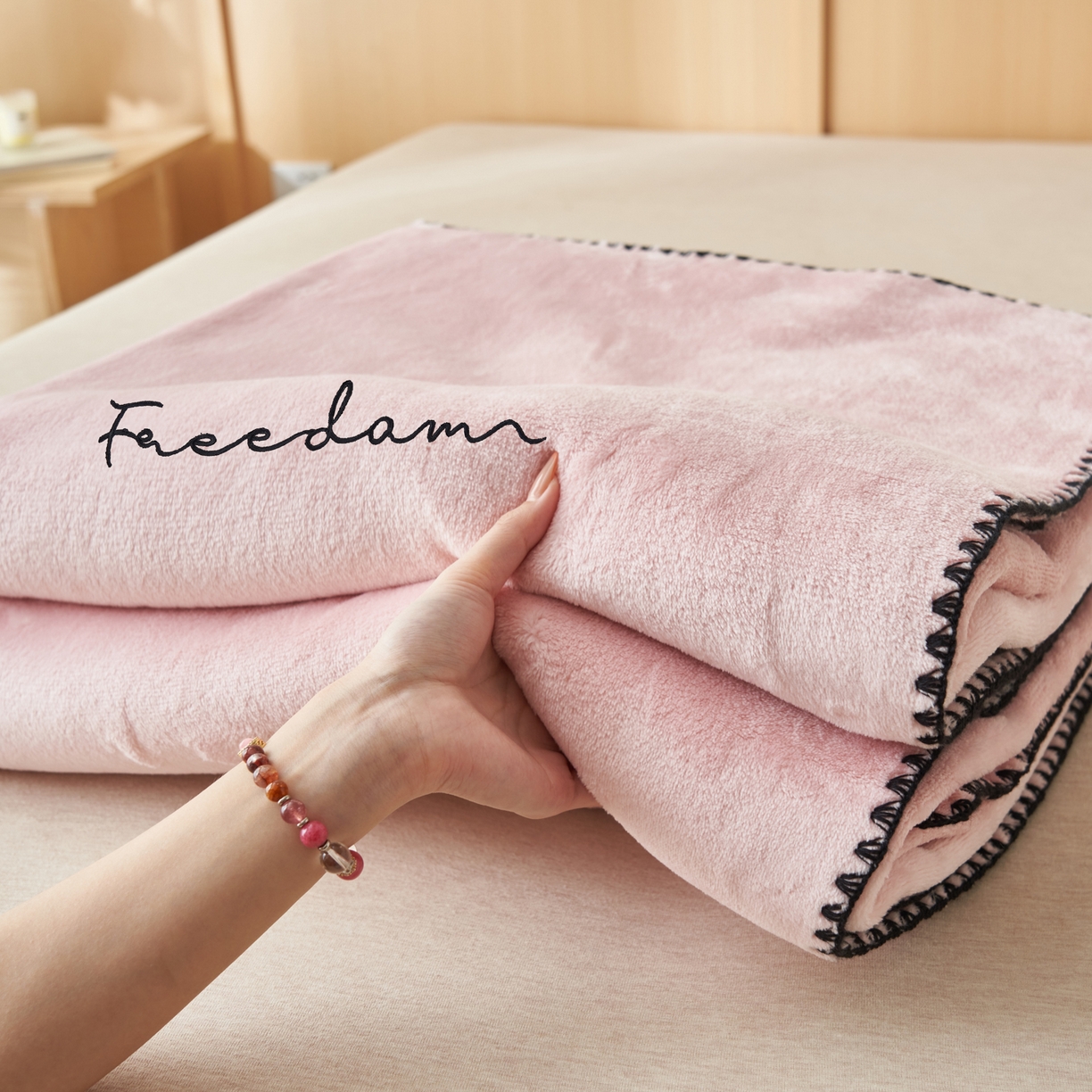 91家纺网 家纺一手货源 找家纺 艾佳 2025A类加厚双面牛奶绒多功能四季毯-绣花毛毯 绣花-圣罗粉