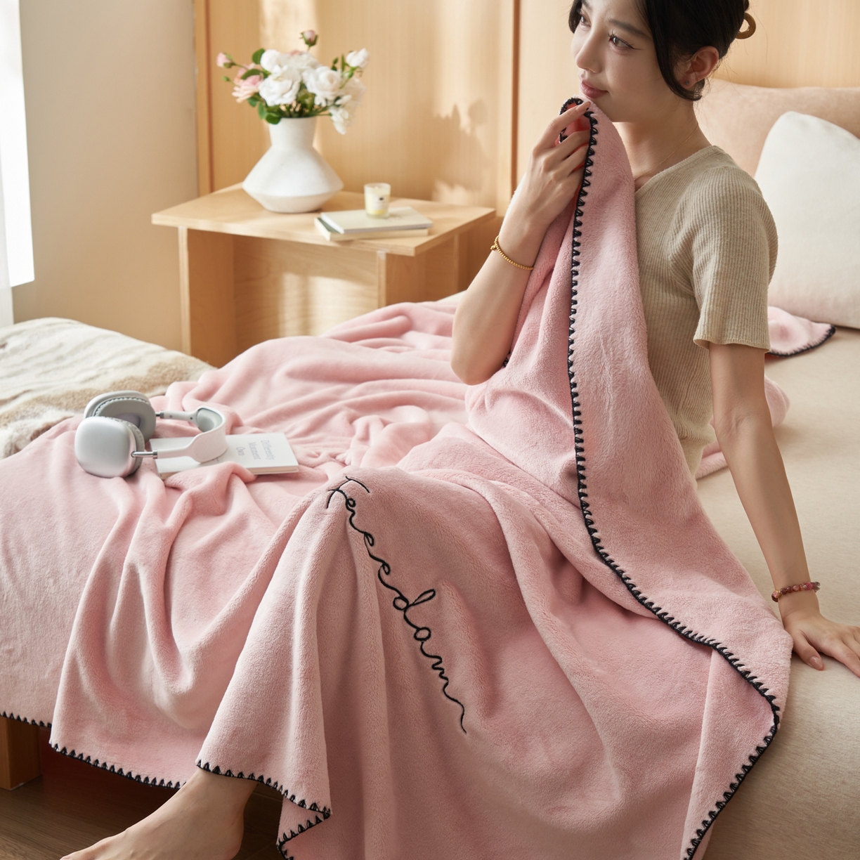 91家纺网 家纺一手货源 找家纺 艾佳 2025A类加厚双面牛奶绒多功能四季毯-绣花毛毯 绣花-圣罗粉